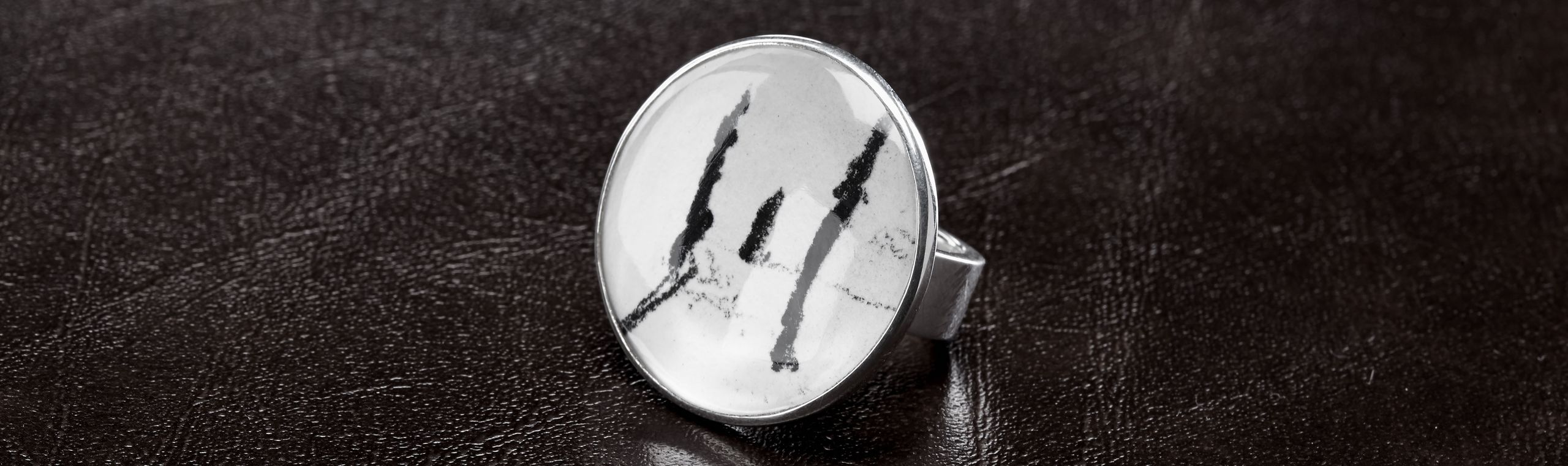 Friedrich Zirm I Ohne Titel I 2013 I Kohle auf Papier, Quarzkristall, 925 Sterling Silber